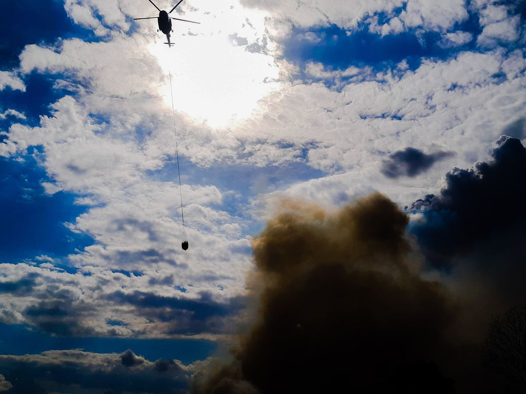 Helikopter bom air menyiramkan air di atas titik api yang terletak di Desa Talang Pengeran Ilir, Kecamatan Pemulutan Barat, Kabupaten Ogan Ilir, Sumatera Selatan, Jumat (28/8/2020). 