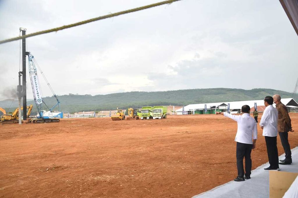 Presiden Joko Widodo meninjau lahan pabrik pipa yang mulai dibangun di Kawasan Industri Terpadu (KIT) Batang, Jawa Tengah, Senin (3/10/2022). Pabrik PT Wavin Manufacturing Indonesia diperkirakan beroperasi mulai akhir 2024. 