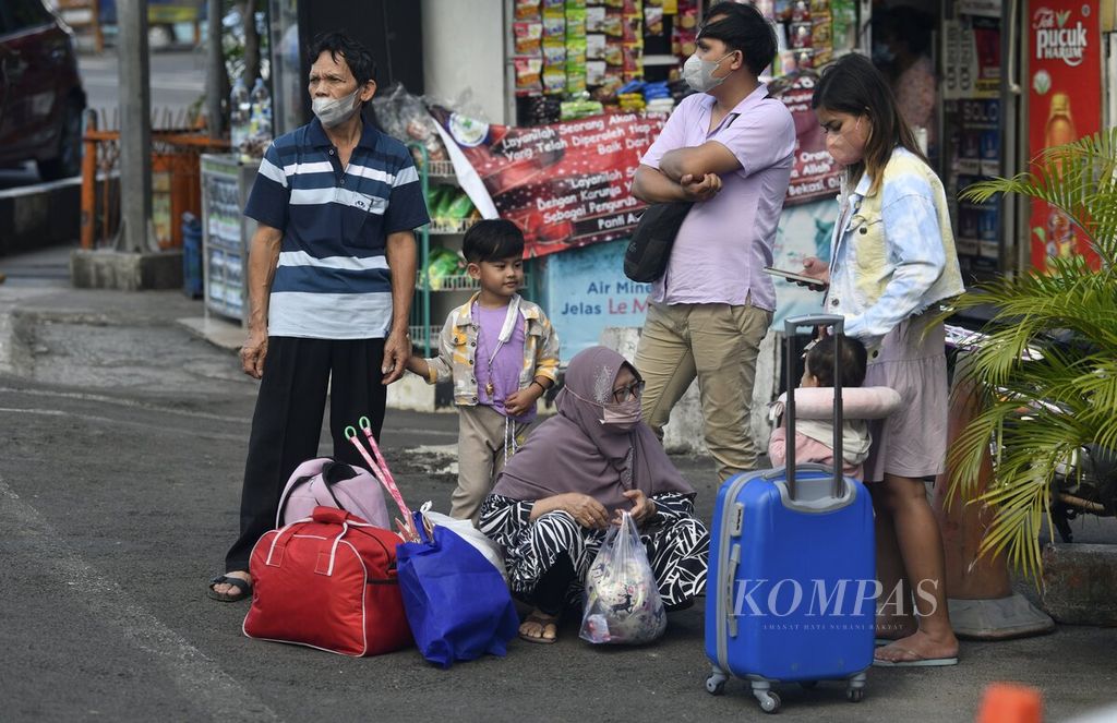 Penumpang menunggu kendaraan penjemput di Terminal Kalideres, Jakarta Barat, Kamis (5/5/2022). Memasuki H+2 Lebaran, penumpang arus balik di Terminal Kalideres mulai terlihat meski belum tampak kenaikan signifikan. 