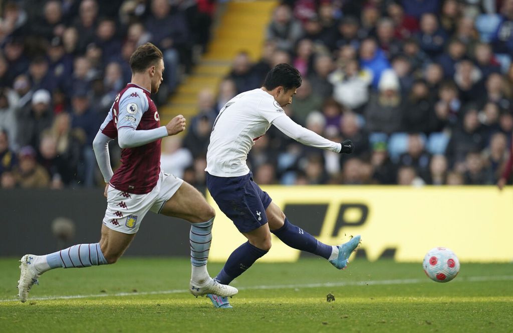 Penyerang Tottenham Hotspur, Son Heung-min, menendang bola yang berujung gol timnya ke gawang tuan rumah Aston Villa pada Liga Inggris di Stadion Villa Park, Birmingham, Sabtu (9/4/2022) tengah malam WIB. Spurs menang telak, 4-0, pada laga itu. 