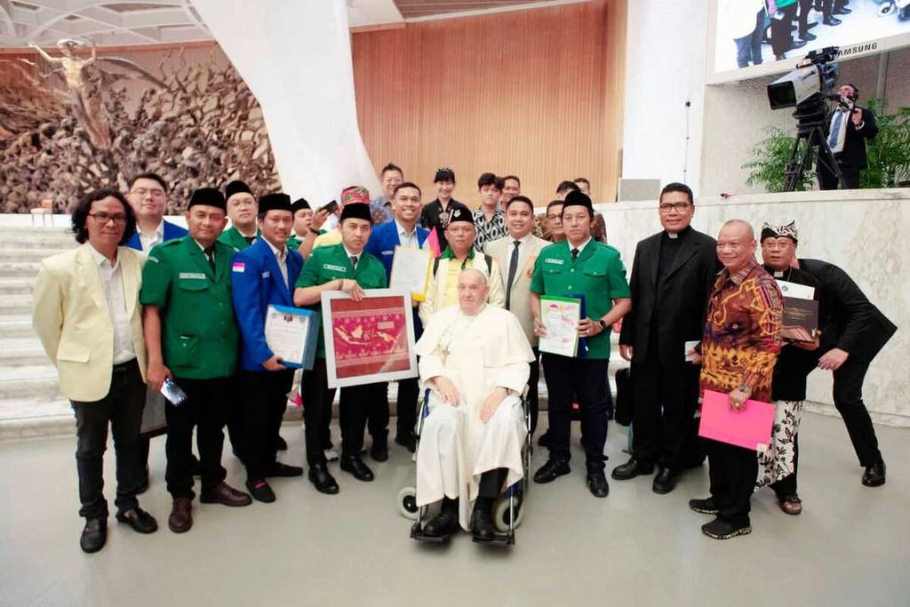 Sejumlah perwakilan organisasi kepemudaan lintas iman, antara lain dari Ansor, Pemuda Katolik, Pemuda Muhammadiyah, Gerakan Angkatan Muda Kristen Indonesia, dan Peradah berfoto bersama Paus Fransiskus di Vatikan, Rabu (21/8/2024).