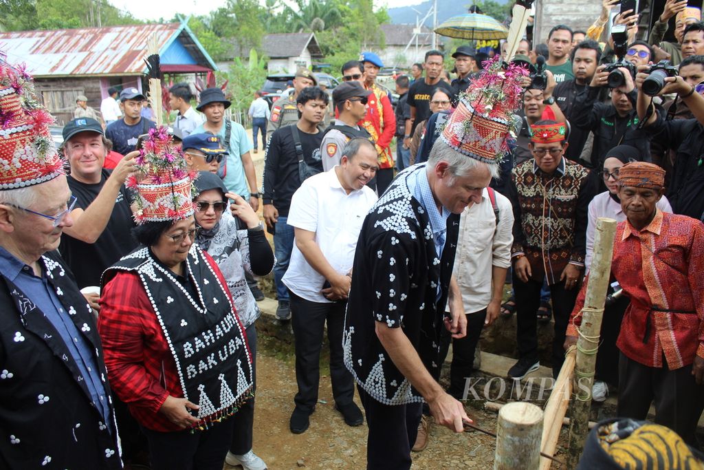 Presiden dan CEO BEF Andrew Steer memotong pantan sebagai bagian dari penyambutan adat di Desa Kinipan, Kabupaten Lamandau, Kalteng, Sabtu (7/9/2024).