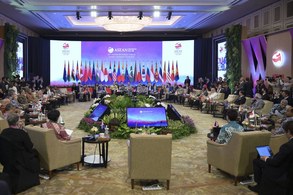 Para menteri luar negeri menghadiri Forum Regional ASEAN Ke-30 dalam rangkaian Pertemuan Menteri Luar Negeri ASEAN (AMM) di Jakarta, 14 Juli 2023, tanpa Amerika Serikat, China, dan Myanmar. 