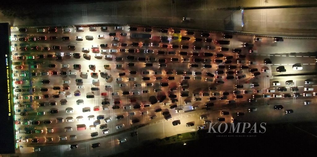  Vehicles crowd the Jakarta Cikampek Toll Road at the Cikampek Utama Toll Gate, Karawang, West Java, Friday (6/5/2022). 