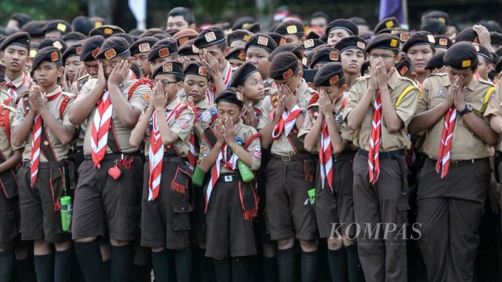 Para anggota gerakan pramuka mengikuti Apel Besar Hari Pramuka Ke-58 di Bumi Perkemahan Pramuka, Cibubur, Jakarta Timur, Rabu (14/8/2019). 