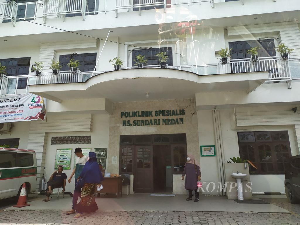 Warga keluar dari area dalam Rumah Sakit Sundari, Kota Medan, Sumatera Utara, Sabtu (4/9/2022). Rumah sakit ini terdapat ruang perawatan ibu yang baru melahirkan terpisah dengan bayinya. Pemisahan ruang ini bisa menghambat proses ibu menyusui dan terindikasi melanggar ketentuan Peraturan Pemerintah Nomor 33 Tahun 2021 Tentang Pemberian ASI eksklusif. 