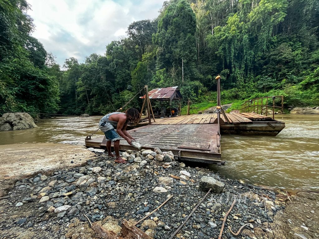 Bersiap menaiki rakit usai dari Desa Lalomerui, Routa, Konawe, Sulawesi Tenggara, Jumat (22/7/2022). 