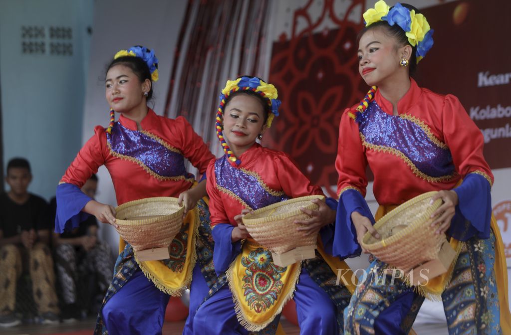 Siswa membawakan tari tradisional dalam Festival Selebrasi Proyek Penguatan Profil Pelajar Pancasila Kurikulum Merdeka di SMPN 117, Pondok Bambu, Jakarta Timur, pada 15 Mei 2024. Ajang ini merupakan presentasi hasil karya siswa yang diangkat dalam Kurikulum Merdeka, yaitu Suara Demokrasi, Gaya Hidup Berkelanjutan, Kearifan Lokal, Bhinneka Tunggal Ika, Bangunlah Jiwa dan Raganya, Rekayasa dan Teknologi, dan Kewirausahaan. 