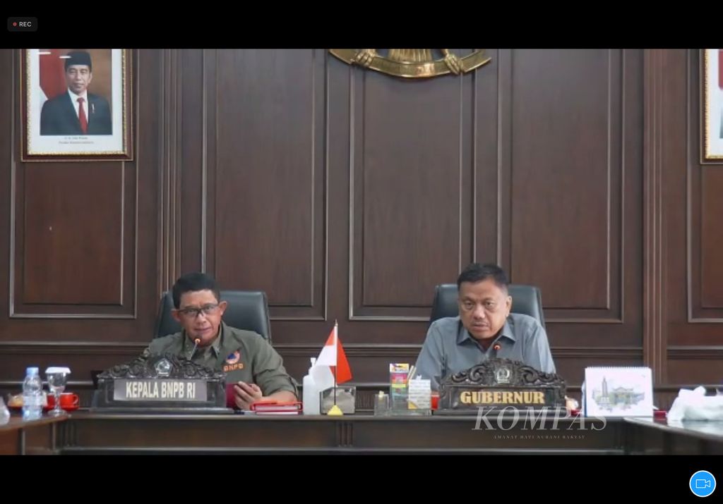 Kepala BNPB Letjen TNI Suharyanto memimpin rapat koordinasi penanganan bencana erupsi Gunung Ruang, di Manado, Sulawesi Utara, Kamis (2/5/2024), yang disiarkan secara daring. 