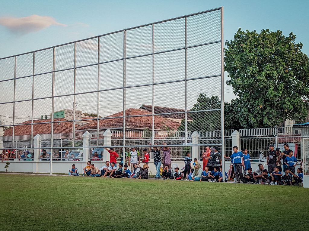 Ratusan orang dari dalam dan luar pagar menyaksikan latihan Persis Solo di Lapangan Sriwaru, pada Kamis (6/7/2023). Mereka menunggu latihan selesai untuk meminta tanda tangan dan berfoto dengan para pemain.