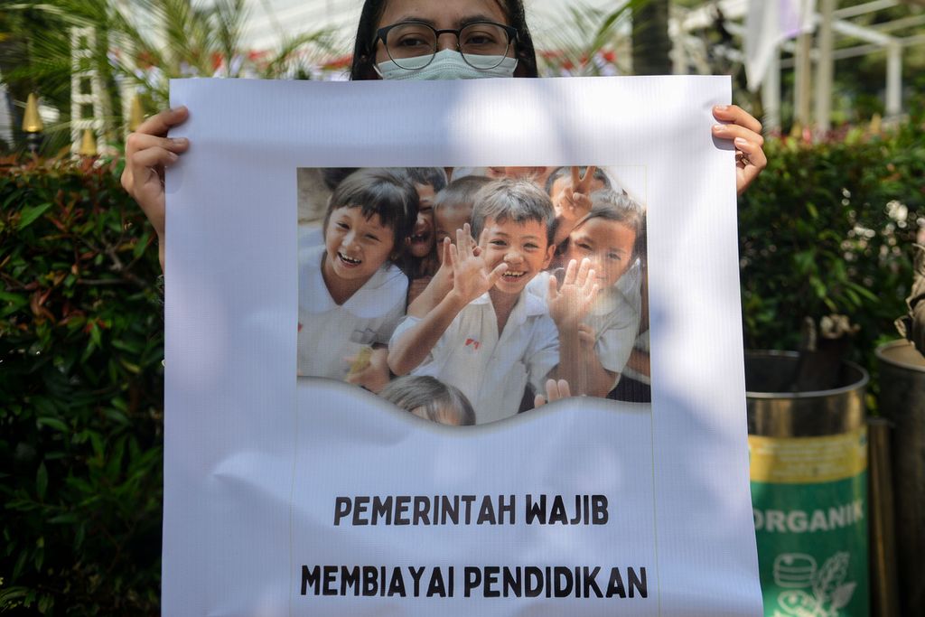 Peserta aksi membawa poster berisi penolakan sistem seleksi pada penerimaan peserta didik baru DKI Jakarta di depan Balai Kota DKI Jakarta, Selasa (20/6/2023).