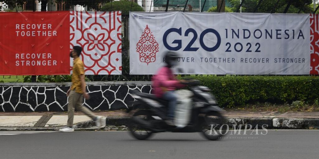 Spanduk Presidensi G-20 Indonesia yang mengusung tema Recover Together, Recover Stronger terpasang di Gedung Kementerian Koordinator Bidang Perekonomian, Jakarta, Selasa (7/12/2021). 