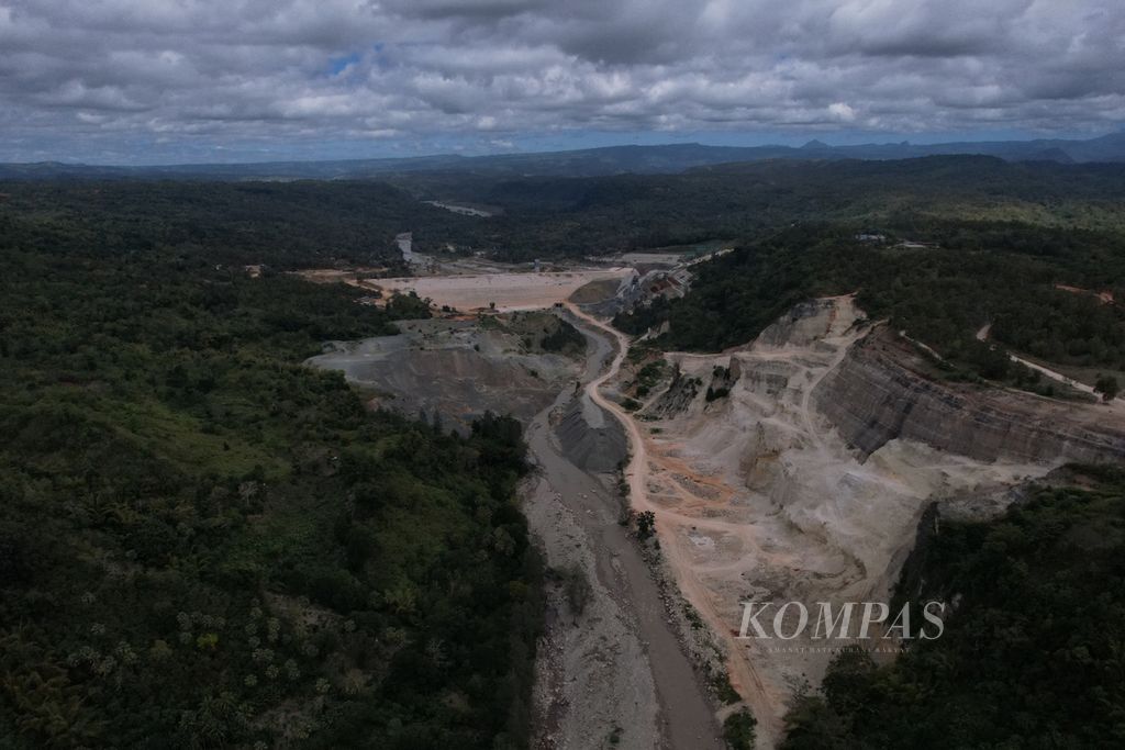 Lanskap daerah aliran Sungai Temef yang sedang dibangun Bendungan Temef di Kabupaten Timor Tengah Selatan, Nusa Tenggara Timur, Selasa (6/6/2023). 