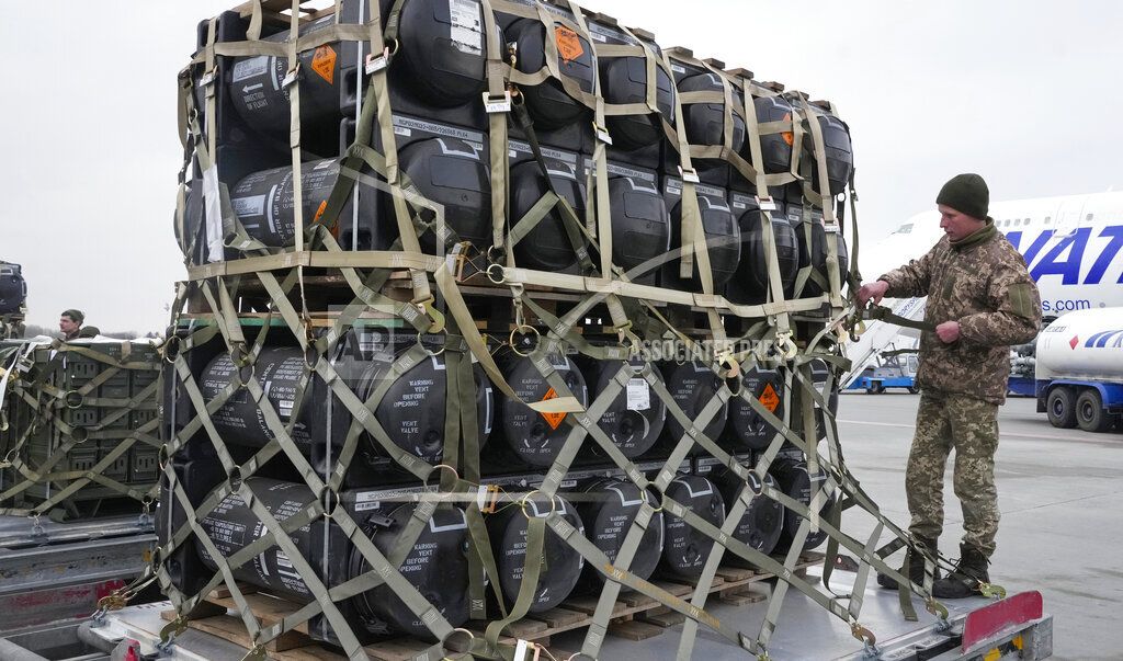 Prajurit Ukraina membongkar rudal antitank Javelin, yang dikirim sebagai bagian dari bantuan keamanan Amerika Serikat ke Ukraina, di Bandara Boryspil, di luar Kiev, Ukraina, Jumat, 11 Februari 2022.
