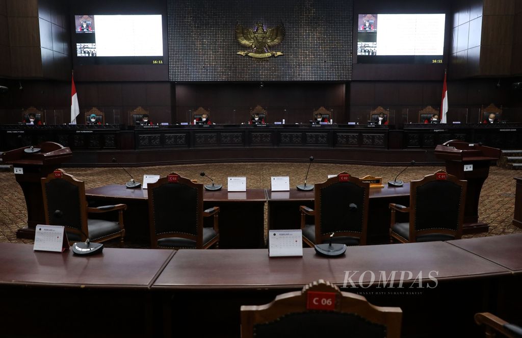 Hakim konstitusi dalam persidangan di Gedung Mahkamah Konstitusi, Jakarta, Senin (15/02/2021). 