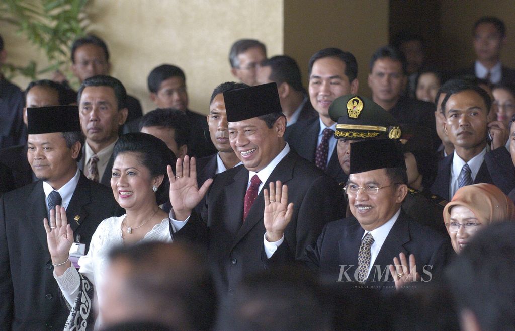 Presiden Susilo Bambang Yudhoyono didampingi istrinya Kristiani Herawati, Wakil Presiden Jusuf Kalla dan istrinya Mufidah Jusuf, serta Ketua MPR Hidayat Nur Wahid melambaikan tangan usai mengikuti acara pelantikan presiden-wakil presiden periode 2004-2009 di Gedung DPR/MPR, Jakarta, Rabu (20/10/2004).