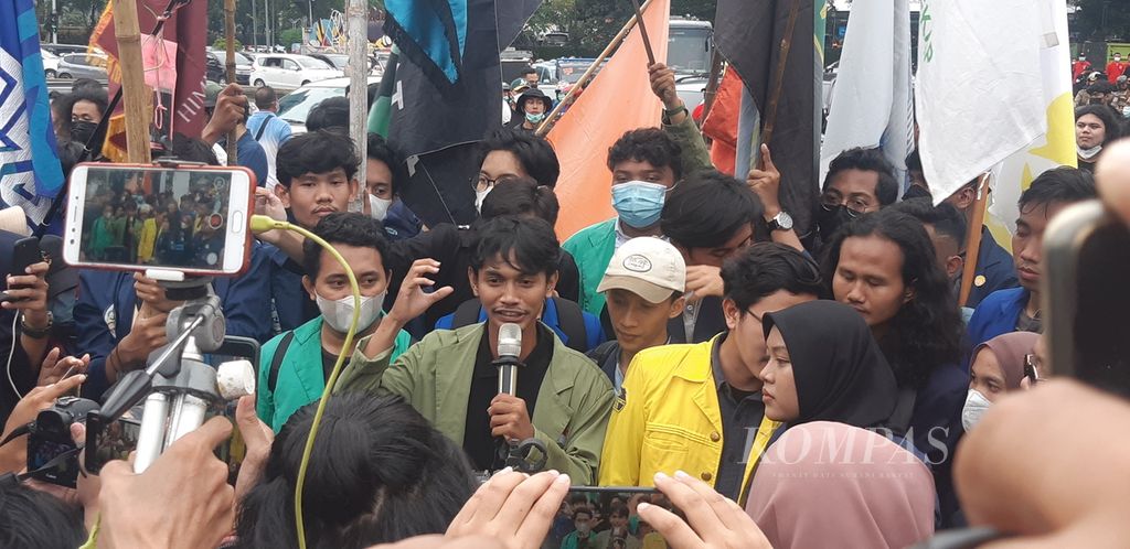 Aksi mahasiswa di bawah bendera Aliansi Mahasiswa Indonesia di sekitar kawasan Monumen Nasional, Jakarta Pusat, Kamis (21/4/2022).