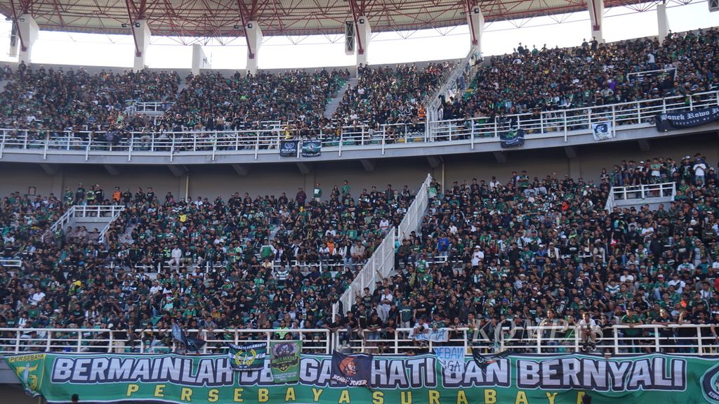 Aksi bonek, pendukung Persebaya Surabaya, saat mendukung tim kesayangan yang menjamu Arema FC pada pekan ke-13 Liga 1 di Stadion Gelora Bung Tomo, Jawa Timur, Sabtu (23/9/2023).