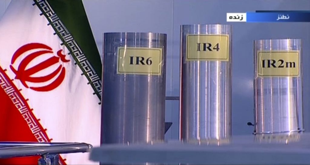 Dalam foto hasil tangkapan layar dari tayangan televisi Iran, IRIB, pada Juni 2021 ini terlihat tiga model perangkat pengayaan uranium Iran. Teheran ditaksir memiliki cadangan uranium untuk memproduksi hingga 15 bom nuklir.