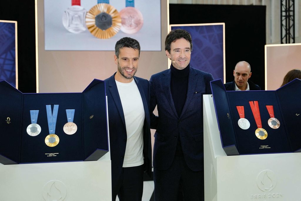 Ketua Panitia Olimpiade dan Paralimpiade Paris 2024 (Cojo) Tony Estanguet (kiri) dan CEO LVMH Holding Company Antoine Arnault berfoto di depan medali Olimpiade Paris (kiri) dan medali Paralimpiade Paris, di Paris, Kamis (8/2/2024).