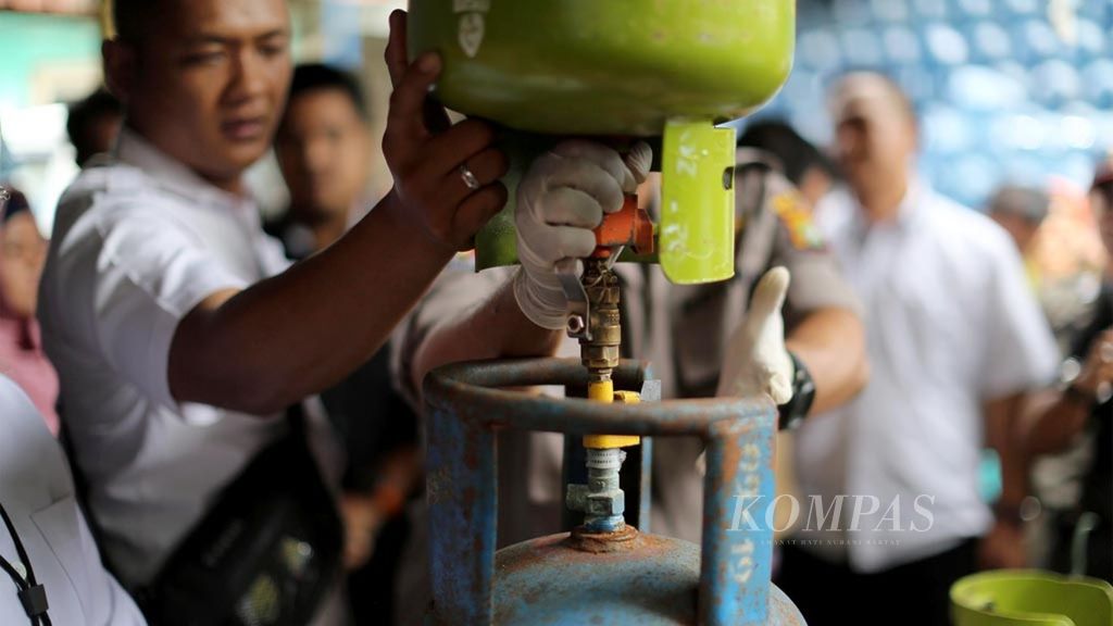 Petugas menunjukkan kepada wartawan cara memindah isi tabung gas 3 kg ke tabung gas 12 kg saat rilis pengungkapan kasus pengoplosan gas bersubsidi di Cilangkap, Jakarta Timur, Selasa (22/1/2019). Pelaku memindahkan isi tabung gas ukuran 3 kg bersubsidi ke tabung berukuran 12 kg untuk memperoleh keuntungan besar.