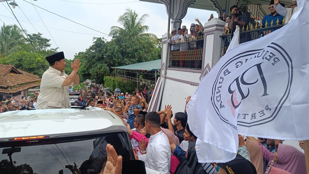 Calon presiden nomor urut 2 Prabowo Subianto memberi salam usai berkunjung ke kediaman Abuya Muhtadi dan Abuya Murtado di Pandeglang, Banten, Minggu (3/12/2023).