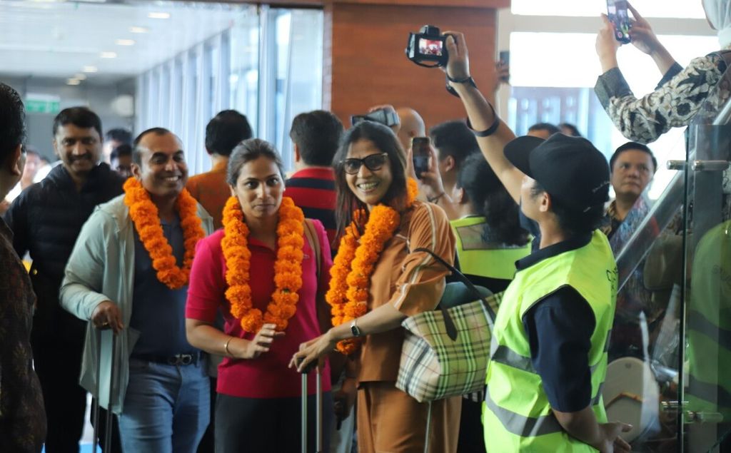 The documentation from the Public Relations Department of PT Angkasa Pura I at the I Gusti Ngurah Rai International Airport in Bali shows the atmosphere of welcoming IndiGo Airlines passengers upon arrival at the I Gusti Ngurah Rai International Airport in Badung, Bali, on Friday (29/3/2024).