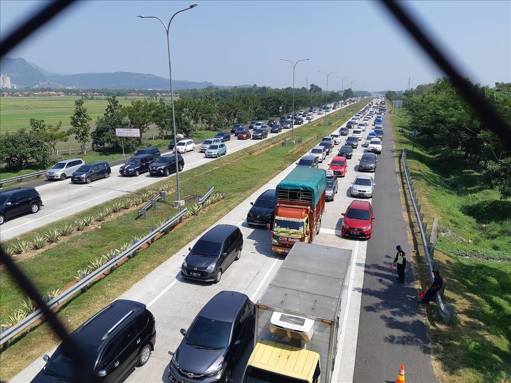 Kendaraan mengantre menjelang Gerbang Tol Palimanan, Kabupaten Cirebon, Jawa Barat, Sabtu (1/6/2019) siang.