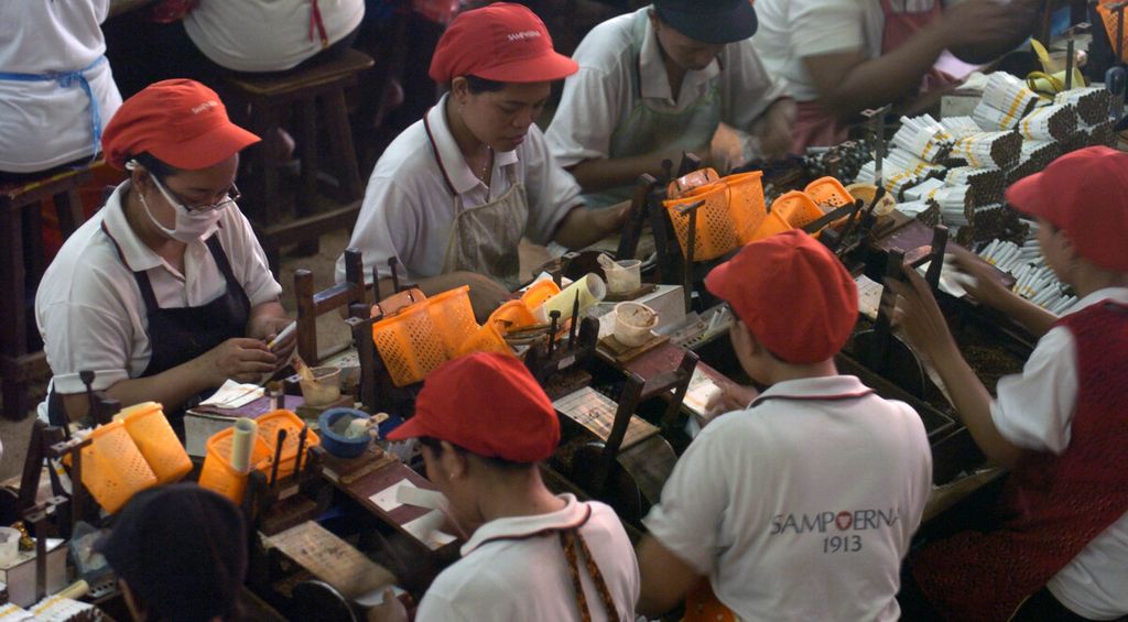 Suasana produksi rokok kretek di salah satu pabrik milik PT HM Sampoerna di Surabaya, Kamis (22/11/2007).