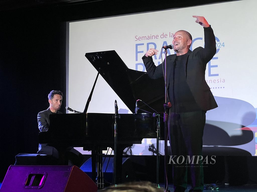 Personel duo Les Monsieur Monsieur, grup musik asal Swiss, Laurent Brunetti (vokal, kanan) dan Mario Pacchioli (vokal, piano), tampil memukau pada penutupan Pekan Frankofoni di Institut Francais Indonesia (IFI) Jakarta, Sabtu (23/3/2024). 