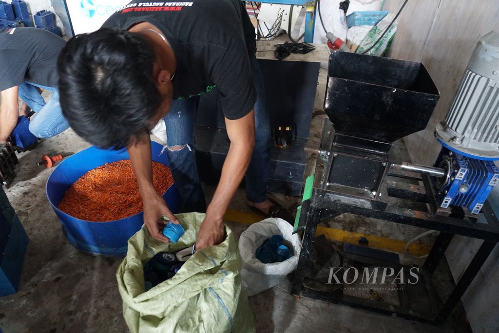 Vega (kiri), petugas Baciraro Recycle, menyortir sampah plastik di studio daur ulang Baciraro Recycle di Tondano Timur, Minahasa, Sulawesi Utara, Kamis (9/6/2022).