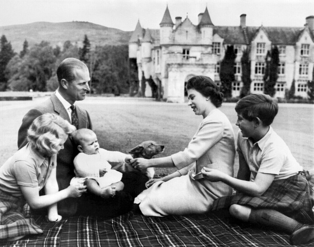 Ratu Elizabeth dari Inggris bersama suaminya, Pangeran Phillip, dan ketiga anak mereka menikmati piknik musim panas di pekarangan Kastil Balmoral, Skotlandia, 9 September 1960.   