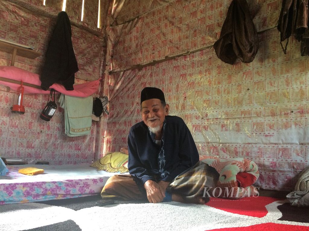Aman Samsir (86), petani kopi di Desa Jaluk, Takengon, Aceh, 2017.