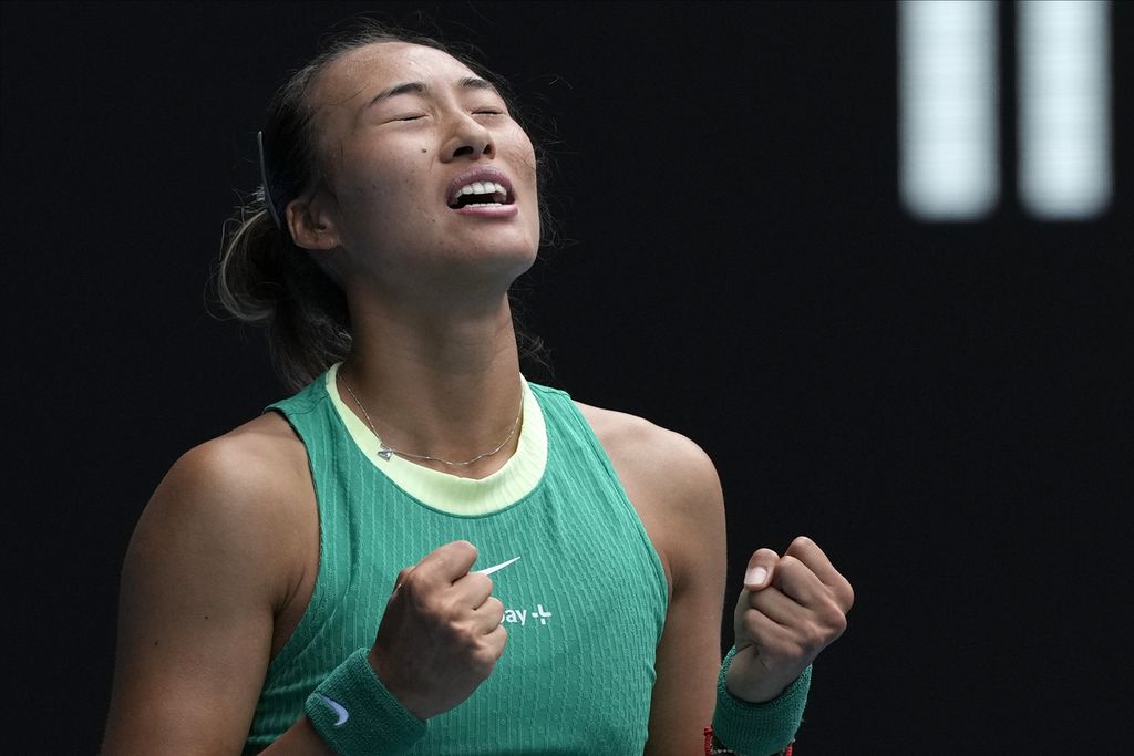 Ekspresi petenis China, Zheng Qin Wen, seusai mengalahkan rekan senegara, Wang Ya Fan, pada laga babak ketiga tunggal putri Australia Terbuka 2024 di Melbourne Park, Melbourne, Sabtu (20/1/2024). Zheng menang, 6-4, 2-6, 7-6 (8).
