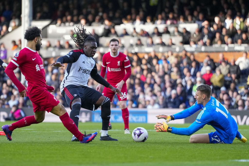 Fulham goalkeeper Bernd Leno faced off against Liverpool striker Mohamed Salah in a Premier League match between Fulham and Liverpool at Craven Cottage Stadium in London, early morning on Monday (22/4/2024) WIB.