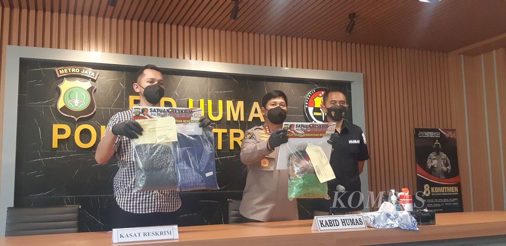 Petugas menunjukkan barang bukti dari kasus pembunuhan seorang perempuan bernama Dini (27) oleh tersangka Neneng (24) di Polda Metro Jaya, Jakarta, Kamis (19/5/2022). 