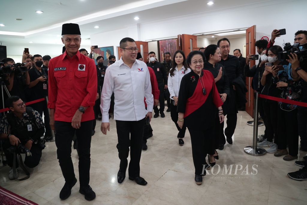Ketua Umum PDI-P Megawati Soekarnoputri (kanan depan) didampingi bakal calon presiden Ganjar Pranowo (kiri depan), serta Ketua DPP PDI-P Puan Maharani (kedua dari kanan belakang) dan Prananda Prabowo (kanan belakang) menerima kunjungan Ketua Umum Partai Perindo Hary Tanoesoedibjo (tengah) di kantor DPP PDI-P, Menteng, Jakarta, Jumat (9/6/2023).