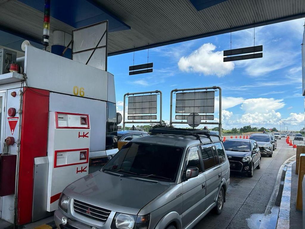 Kendaraan mulai mengantre pada arus balik di Gerbang Tol Binjai, Kota Binjai, Sumatera Utara, Senin (24/4/2023). Arus balik di Jalan Tol Trans Sumatera diperkirakan terjadi pada Selasa hingga Rabu ini. 