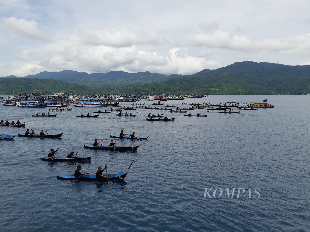 Prosesi laut sebagai bagian dari rangkaian Semana Santa di Larantuka, Kabupaten Flores Timur, Nusa Tenggara Timur, Jumat (7/4/2023). Prosesi laut itu berlangsung setiap Jumat Agung.