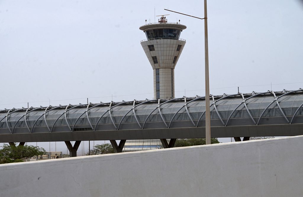 Pemandangan menara pengendali di Bandara Internasional Blaise Diagne di Diass, Senegal, 9 Mei 2024. Pesawat milik Air Senegal tergelincir dan terbakar di bandara tersebut. 