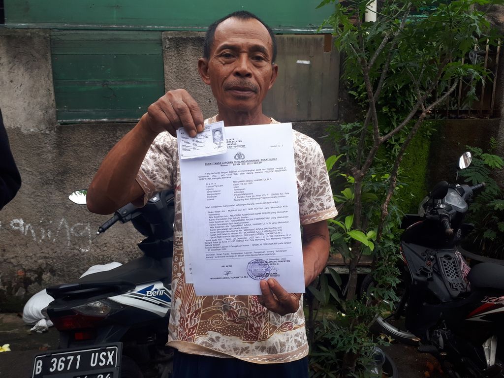 Mukani (62) menunjukkan KTP baru dan surat kehilangan dokumen penting di Pela Mampang, Mampang Prapatan, Jakarta Selatan, Selasa (27/12/2022).
