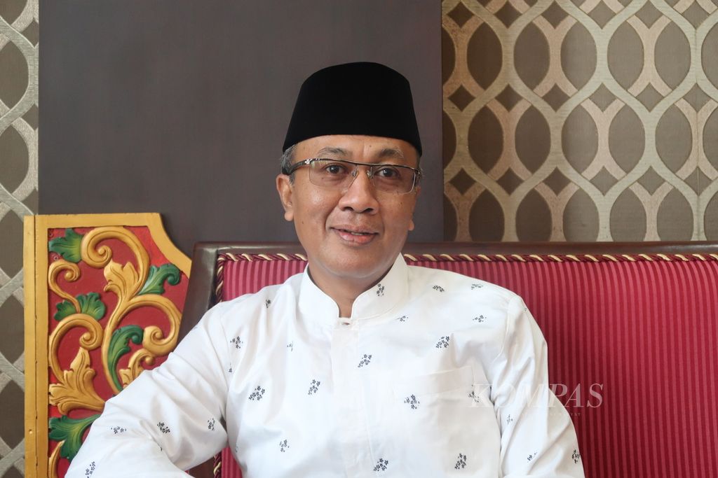Bupati Lombok Barat Fauzan Khalid berbicara saat ditemui di kantornya di Gerung, Lombok Barat, Jumat (4/11/2022).