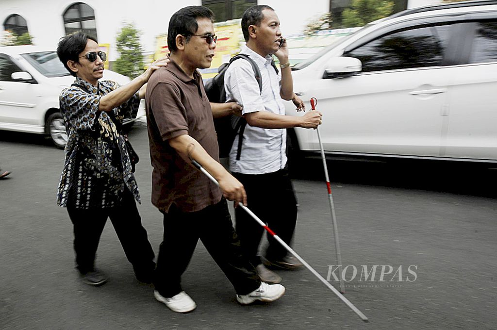 (Illustration) A number of visually impaired individuals from the Visually Impaired Forum filed a lawsuit at the West Java Regional People's Representative Council office in Bandung, West Java, demanding equal employment rights on October 23, 2014.