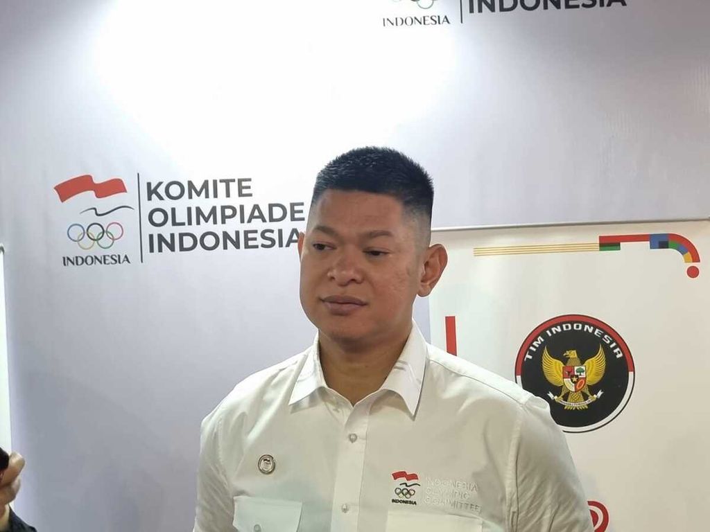Ketua Komite Olimpiade Indonesia (KOI) Raja Sapta Oktohari sedang diwawancari wartawan di Kantor Komite Olimpiade Indonesia, Jakarta, Rabu (29/3/2023)