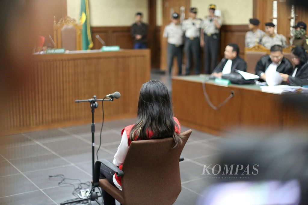  Jessica Wongso, terdakwa dalam kasus pembunuhan Wayan Mirna Salihin, saat sidang di Pengadilan Negeri Jakarta Pusat, Rabu (15/6/2016). 