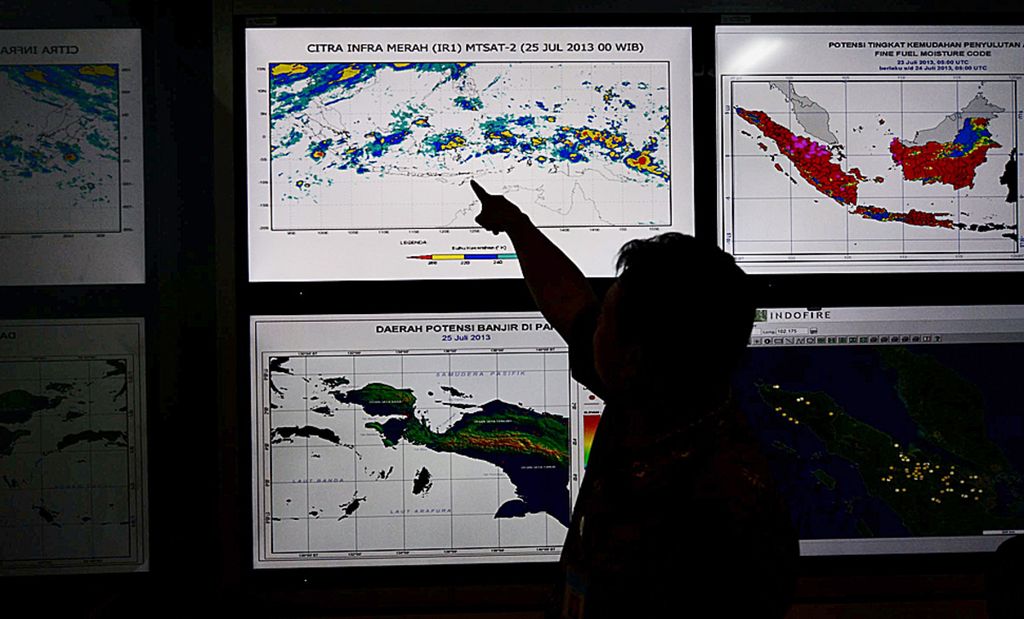 Peneliti dan teknisi mengawasi tampilan data penginderaan jauh untuk pemantauan lingkungan dan mitigasi bencana di Pusat Pemanfaatan Penginderaan Jauh di Jakarta, Kamis (25/7/2013).