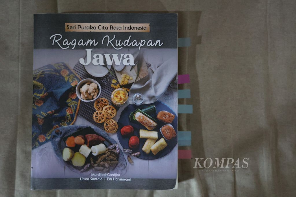 Buku <i>Ragam Kudapan Jawa</i> karya pakar kuliner Murdijati Gardjito di kediaman penulis tersebut di kawasan Kemetiran, Yogyakarta, Jumat (14/4/2023).