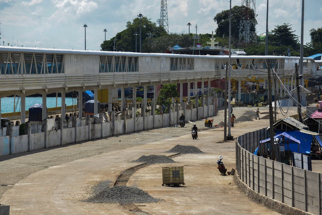 Workers complete the construction of a new parking lot at the Merak Port Executive Pier, Cilegon City, Banten, Friday (7/4/2023).