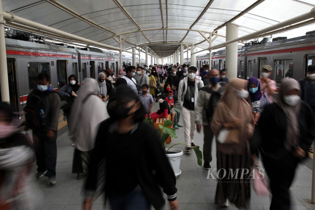 Penumpang turun dari KRL Commuterline di Stasiun Manggarai, Jakarta, Senin (26/12/2022). Manggarai menjadi salah satu stasiun terpadat karena menjadi pusat transit KRL dari segala arah di Jabodetabek. Kereta antarkota atau jarak jauh juga melewati Stasiun Manggarai. Saat ini sedang dikerjakan pengembatan Stasiun Manggarai untuk mengakomodasi mobilitas warga yang semakin tinggi. Setelah pengembangan ini, jumlah jalur di Stasiun Manggarai bertambah menjadi 14 jalur, terdiri dari 10 jalur kereta api di tanah dan 4 jalur kereta api layang. 