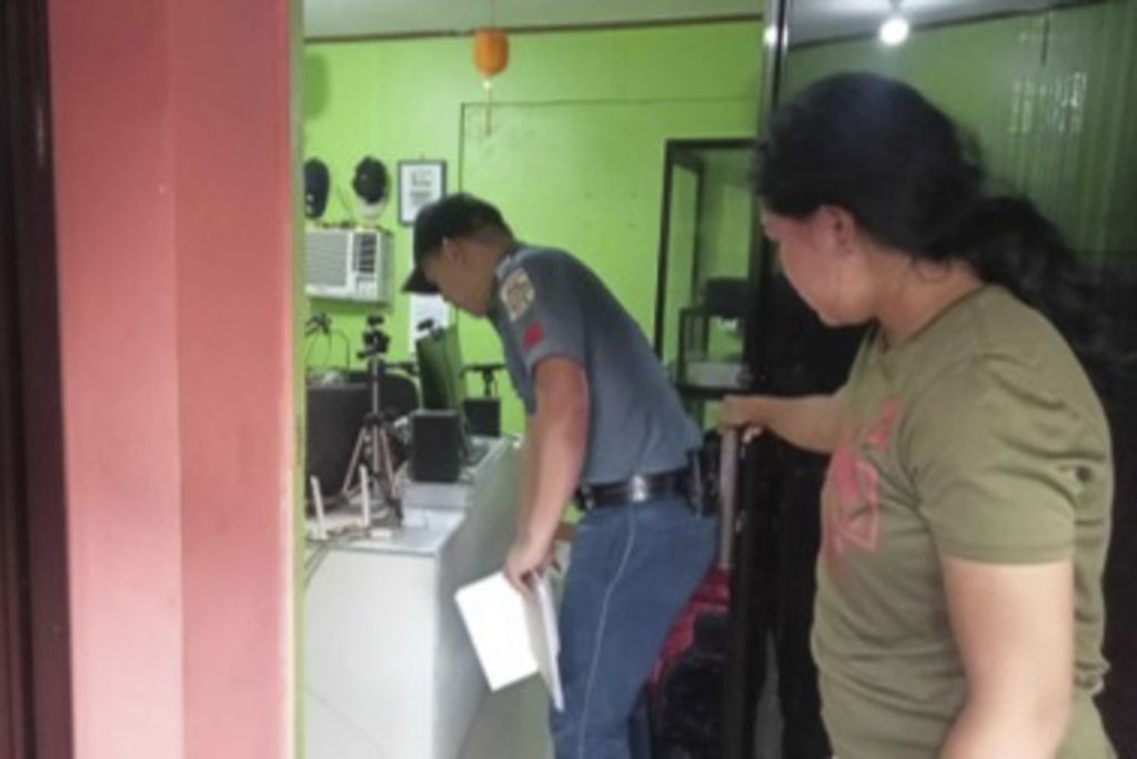 Dalam foto yang dirilis Kantor Polisi Calamba, tampak seorang polisi (kiri) mengecek ruangan tempat seorang penyiar radio ditembak oleh seorang laki-laki di dalam rumah, yang difungsikan sebagai stasiun radio, di Provinsi Misamis Occidental, Filipina Selatan, Minggu (5/11/2023). 
